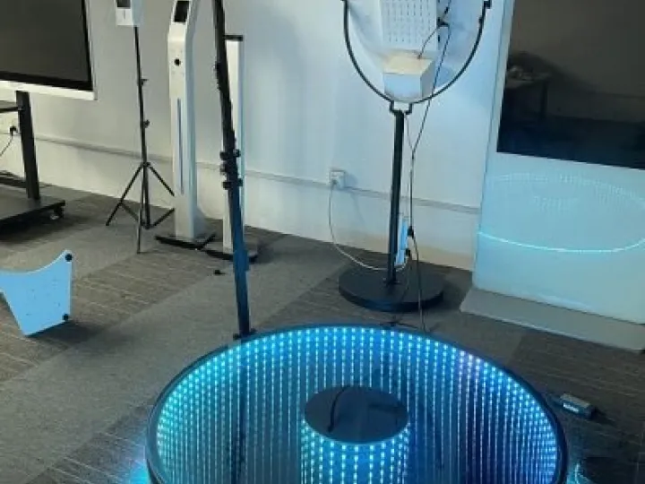 Base de la plataforma 360 con espejo infinito iluminado