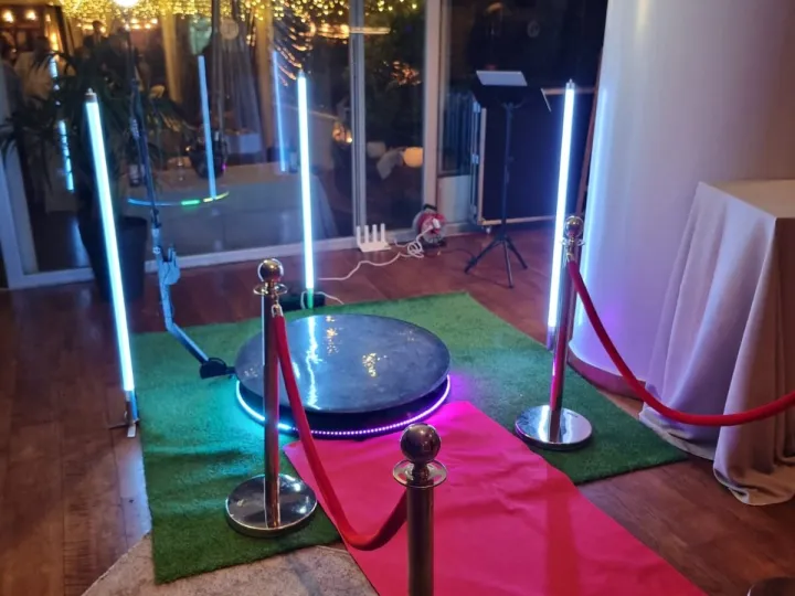 Plataforma 360 con alfombra roja, catenarias y columnas de luz