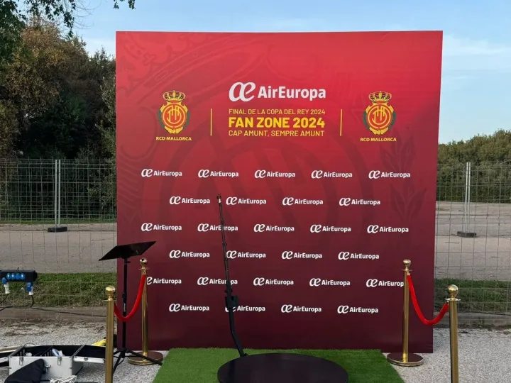 Plataforma 360 con la base vinilada y photocall de marca en un evento corporativo