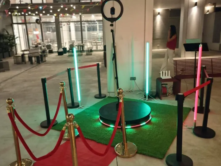 Plataforma 360 lista para un evento con alfombra roja y luces