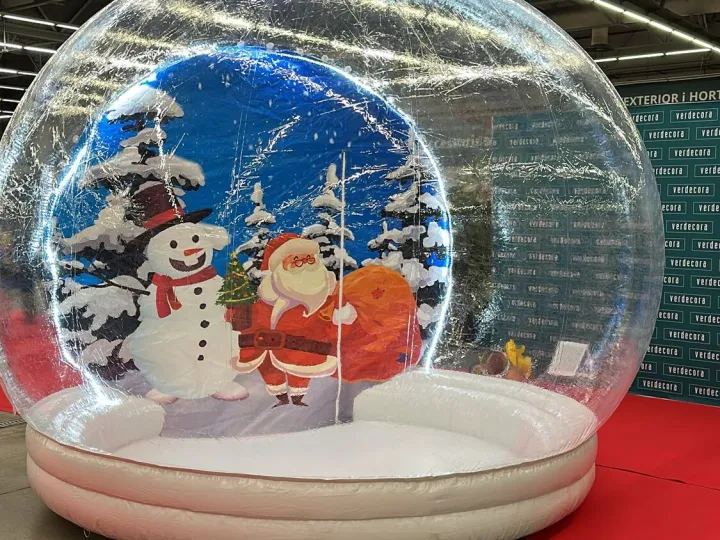 Invitados posando dentro de la bola de Navidad hinchable