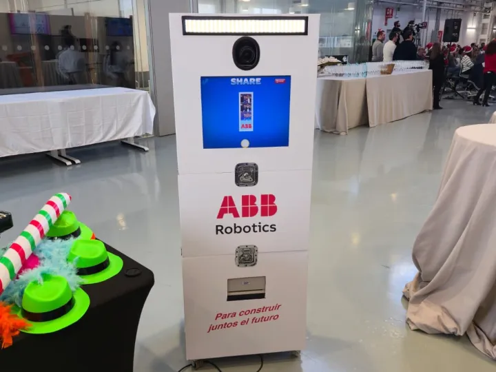 Fotomatón corporativo vinilado en blanco con el lema de una empresa de robótica