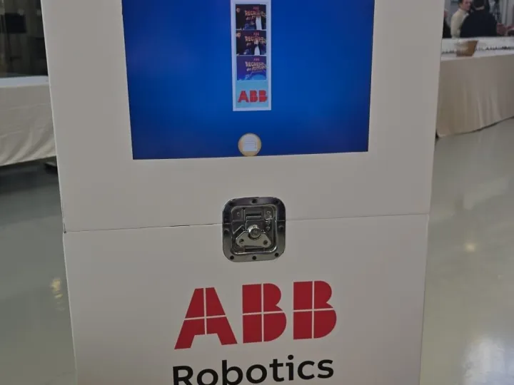 Frontal vinilado del fotomatón corporativo con pantalla, cámara y salida de fotos