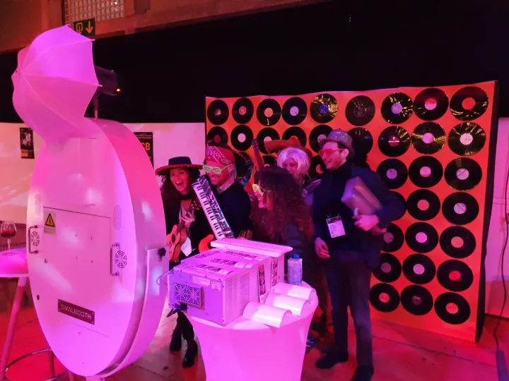 Espejo mágico con aro de luz y mesa de atrezo en una sala de eventos