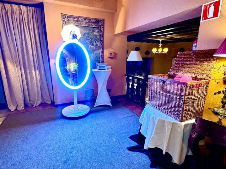 Espejo mágico con luz azul y atrezo en un salón de celebraciones