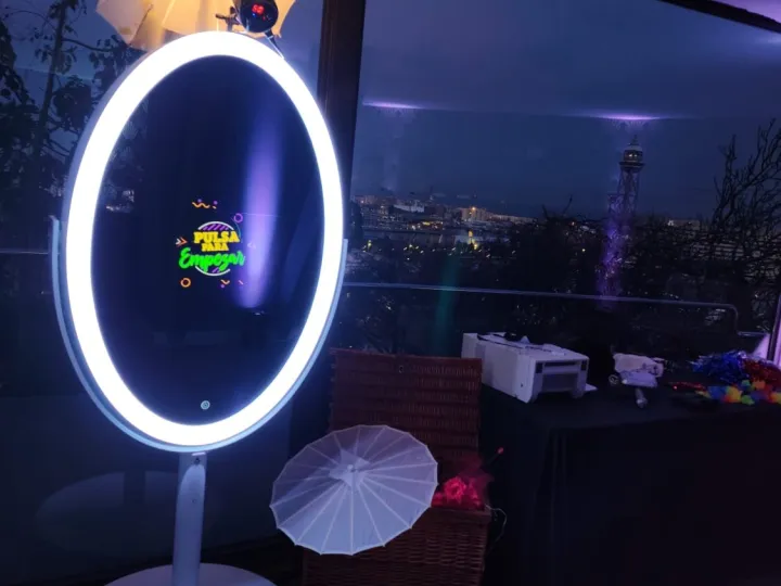 Espejo mágico con luz blanca encendida de noche junto a un ventanal
