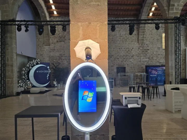 Espejo mágico en un patio interior de piedra preparado para un congreso
