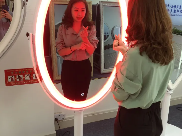Invitada mirándose en el espejo mágico con el aro de luz encendido