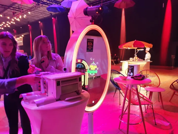 Invitados haciéndose fotos en el espejo mágico durante una fiesta