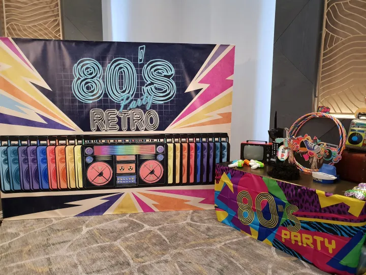 Photocall personalizado de los años 80 con neones, casete y atrezo