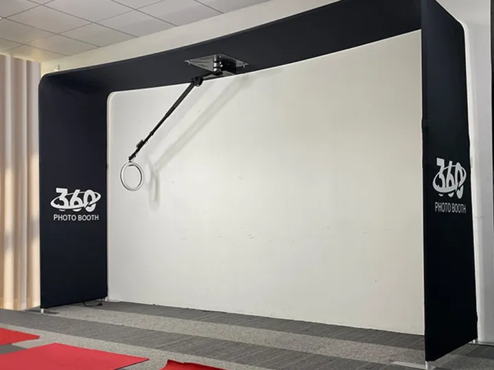 Arco negro del 360 SKY con brazo giratorio en una sala de eventos