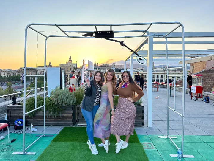Estructura del 360 SKY con césped artificial en una azotea