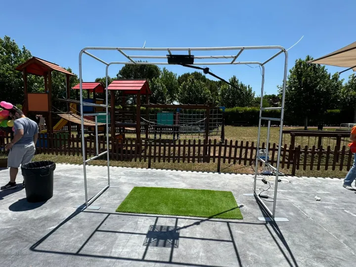 Fotomatón 360 SKY montado en un jardín para un evento familiar