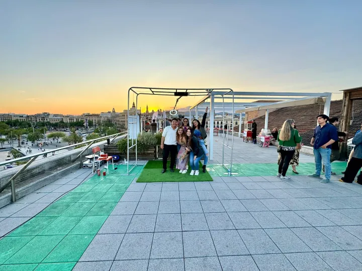 Fotomatón 360 SKY montado en una terraza con vistas a la ciudad