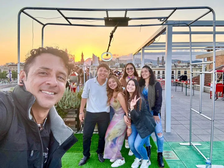 Grupo haciéndose un selfi bajo el 360 SKY