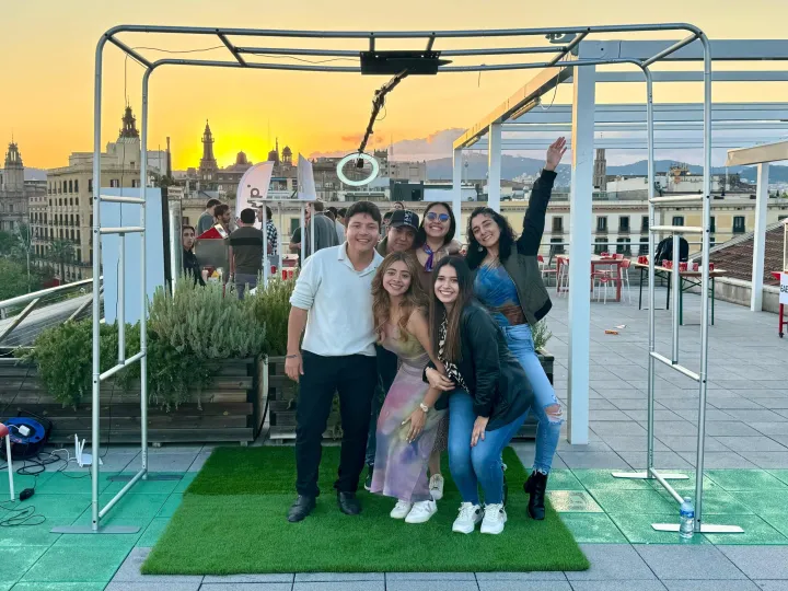 Grupo de invitados bajo el fotomatón 360 SKY en una terraza al atardecer