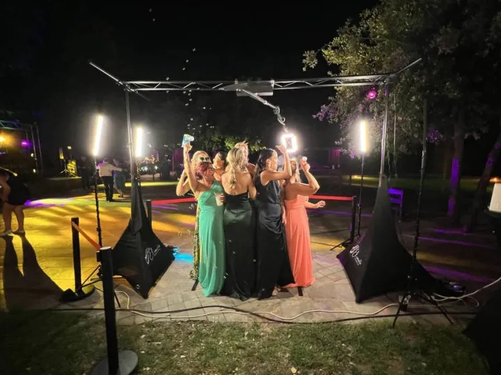 Invitadas de boda grabando de noche en el 360 SKY