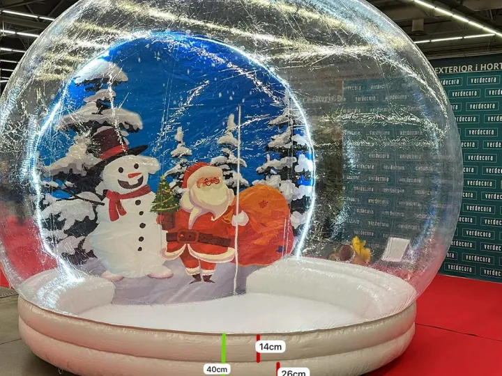 Bola de Navidad hinchable montada sobre alfombra roja con la trasera de serie