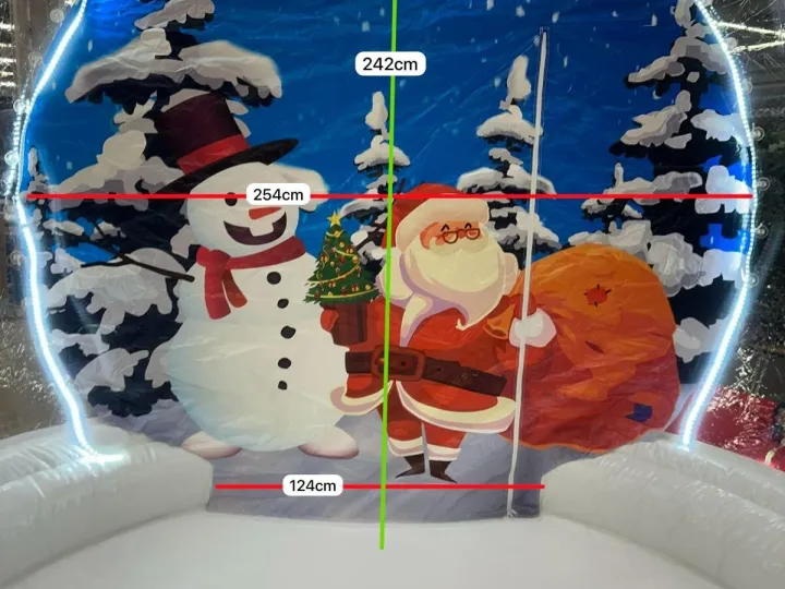 Trasera de la bola de Navidad con sus medidas: 254 cm de ancho y 242 cm de alto