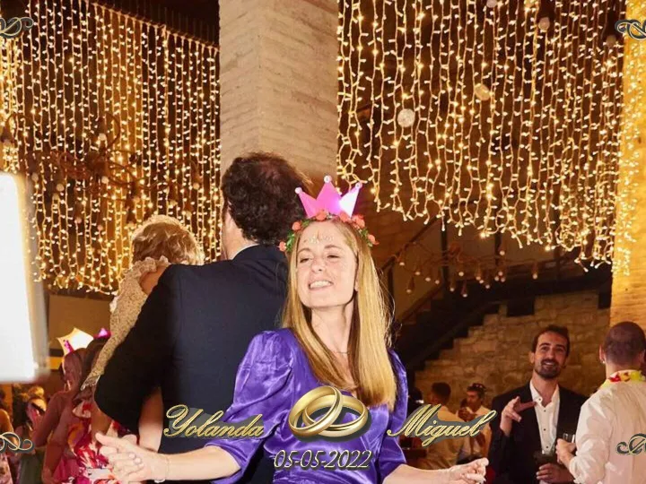 Vídeo 360 con marco de boda: esquinas doradas, nombres de los novios y fecha