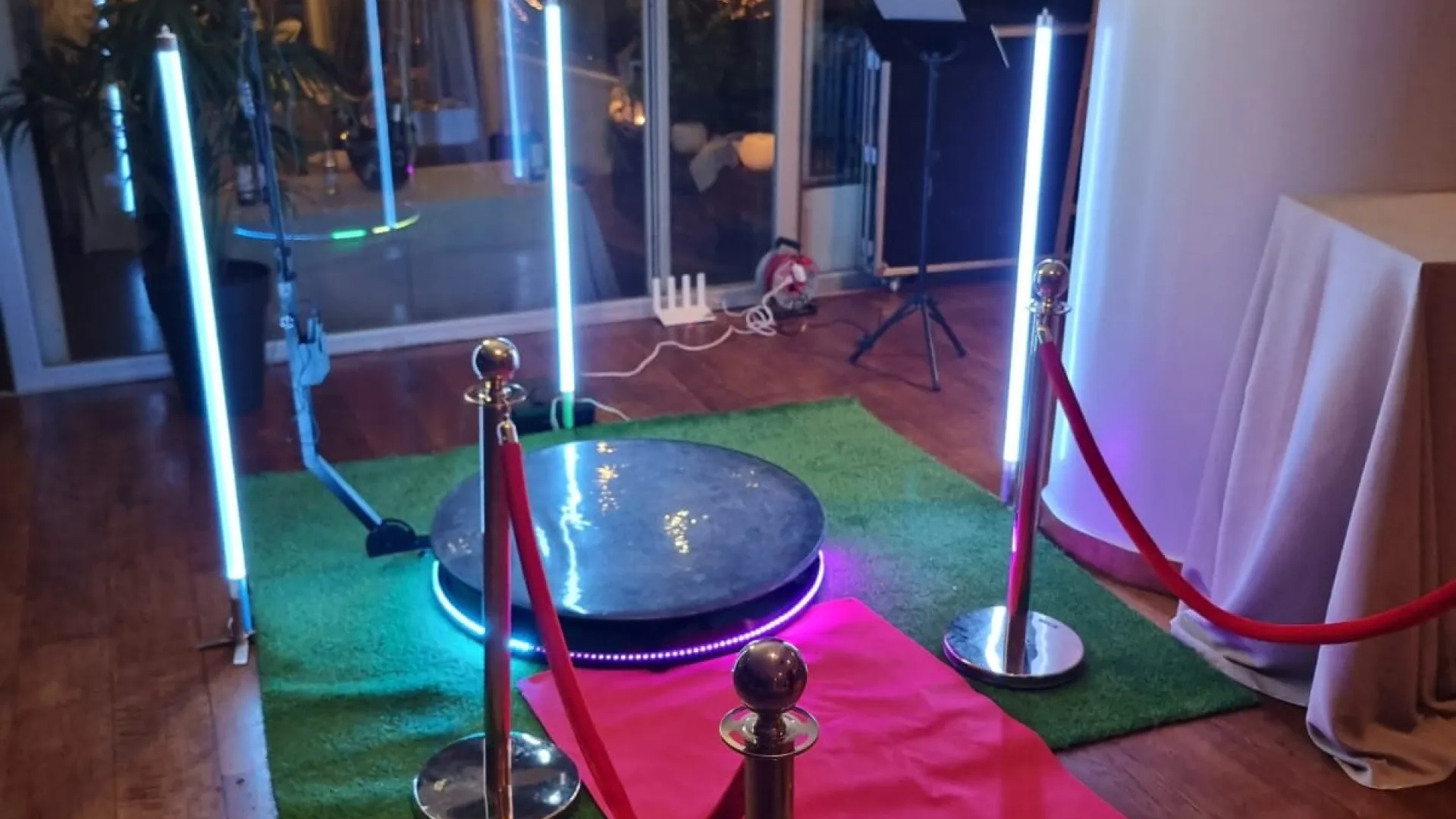 360 platform with red carpet, stanchions and light columns