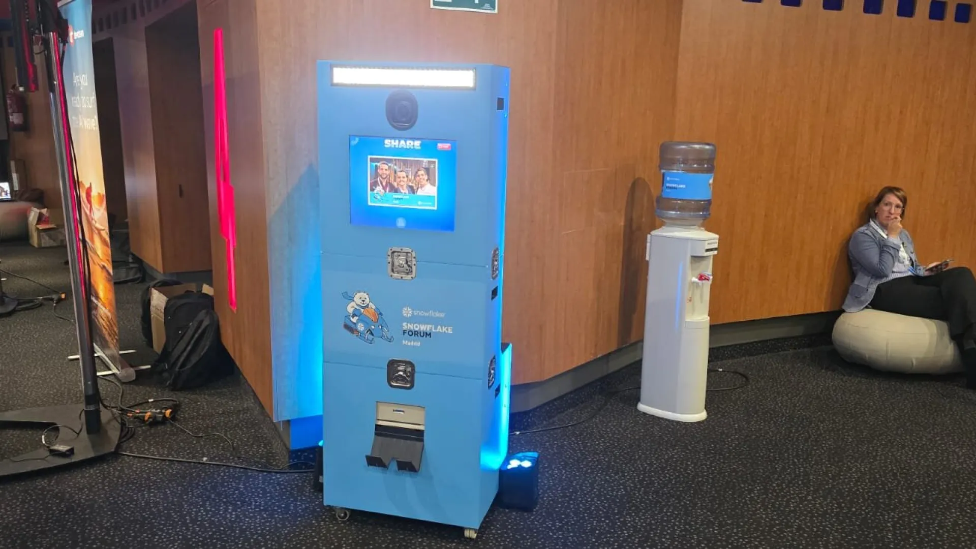 Fotomatón corporativo vinilado en azul con la imagen de un foro en un cine