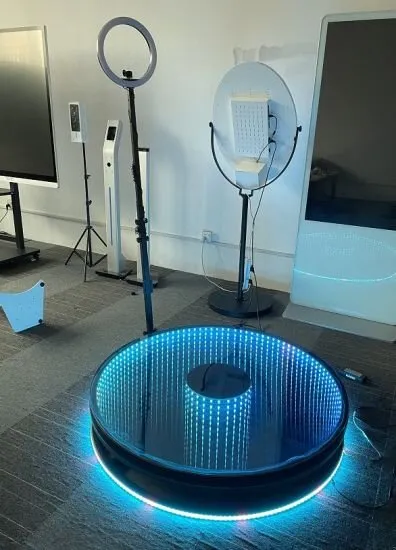 Base de la plataforma 360 con espejo infinito iluminado