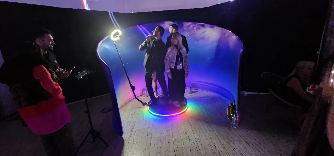 Invitados grabando un vídeo en la plataforma 360 con fondo curvo iluminado