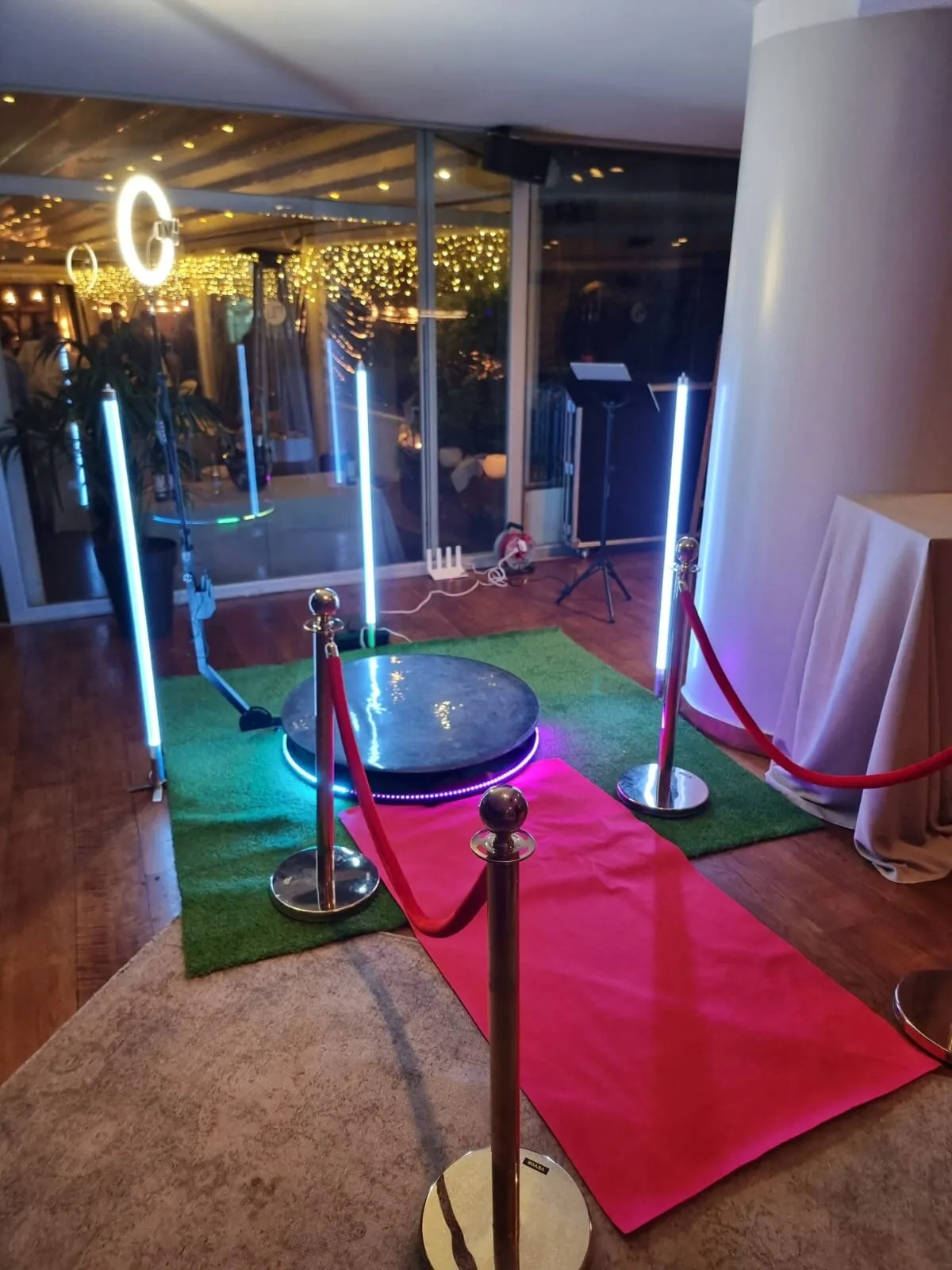 Plataforma 360 con alfombra roja, catenarias y columnas de luz