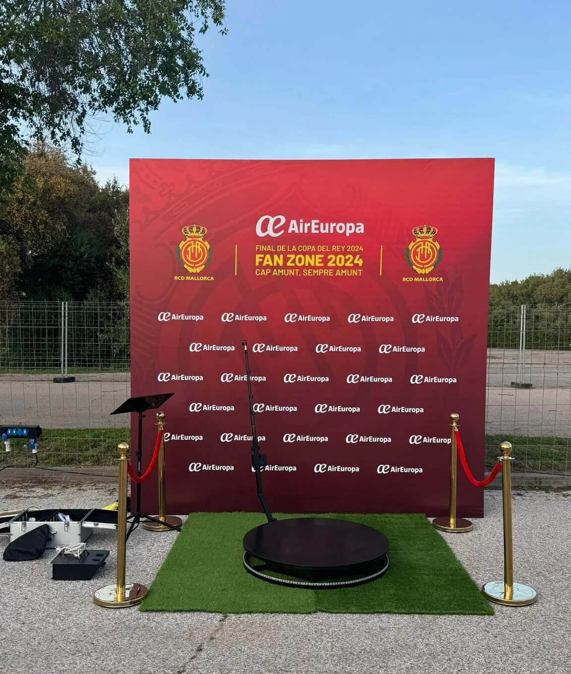 Plataforma 360 con la base vinilada y photocall de marca en un evento corporativo