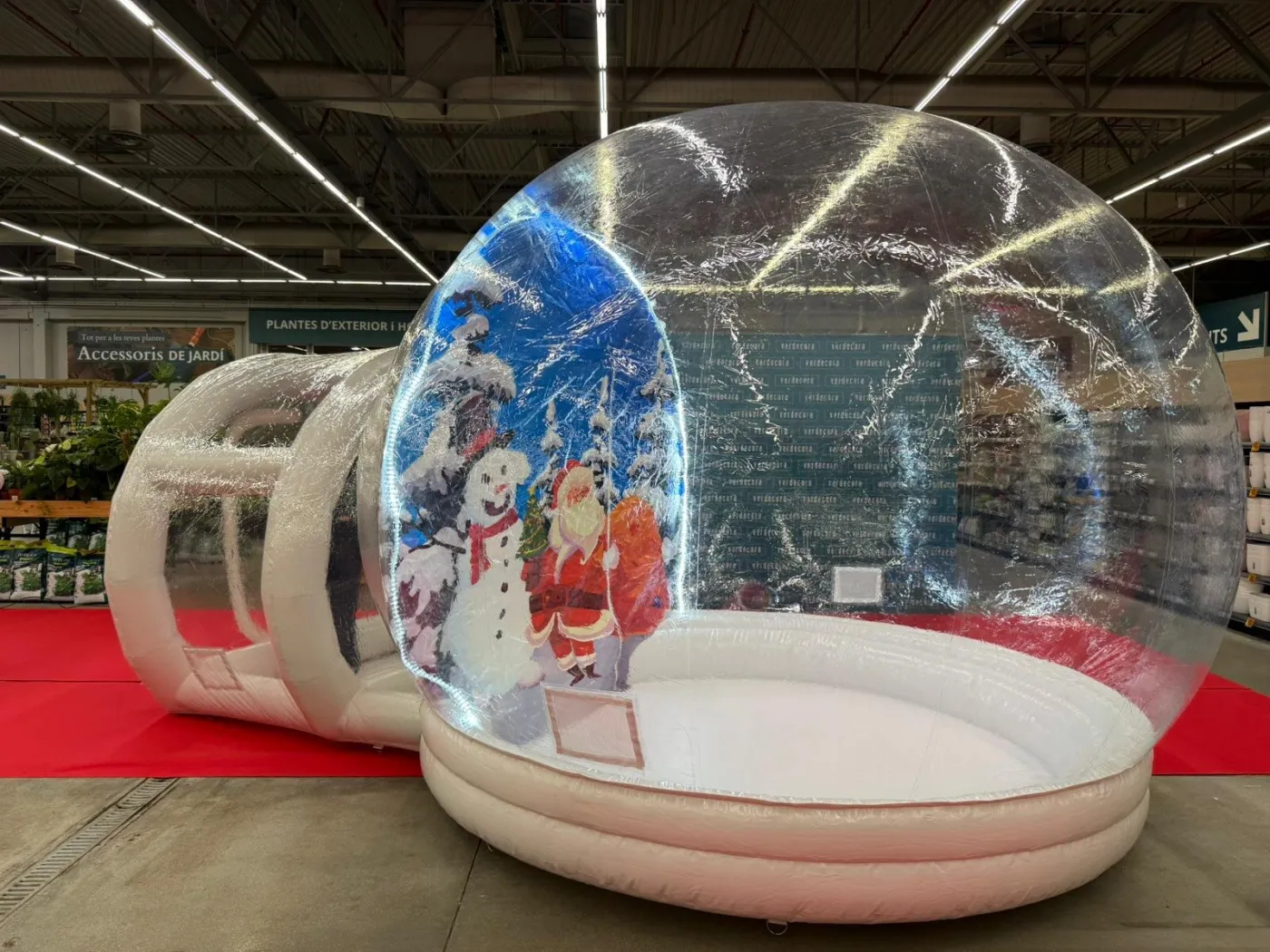 Fotocall bola de Navidad gigante con trasera de muñeco de nieve y Papá Noel