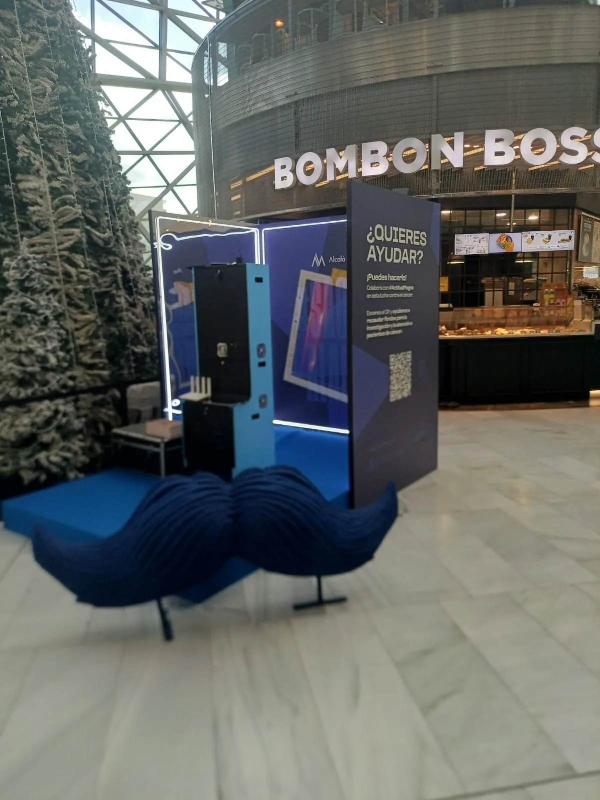 Fotomatón corporativo integrado en un stand dentro de un centro comercial