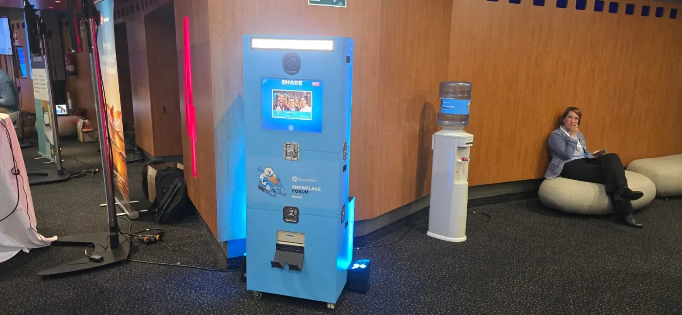Fotomatón corporativo vinilado en azul con la imagen de un foro en un cine