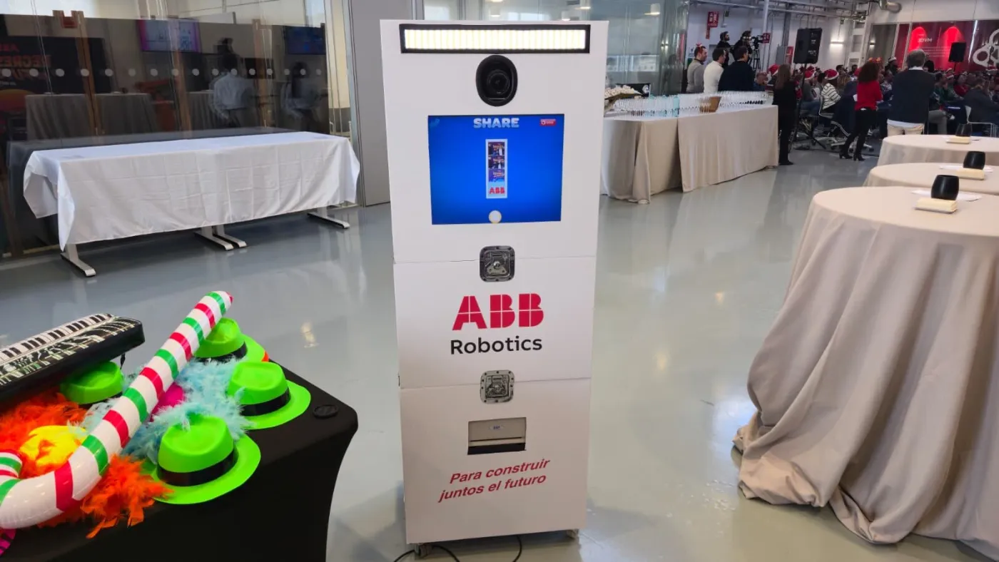 Fotomatón corporativo vinilado en blanco con el lema de una empresa de robótica