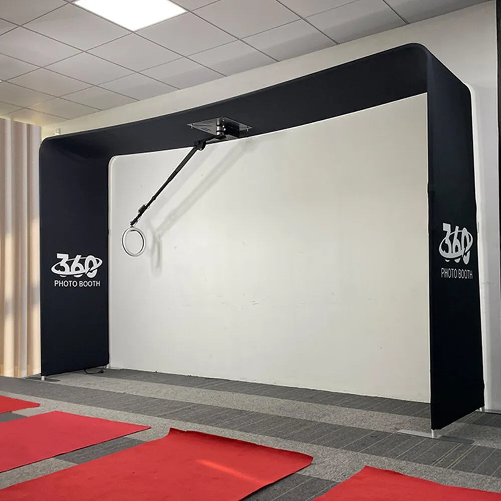Arco negro del 360 SKY con brazo giratorio en una sala de eventos