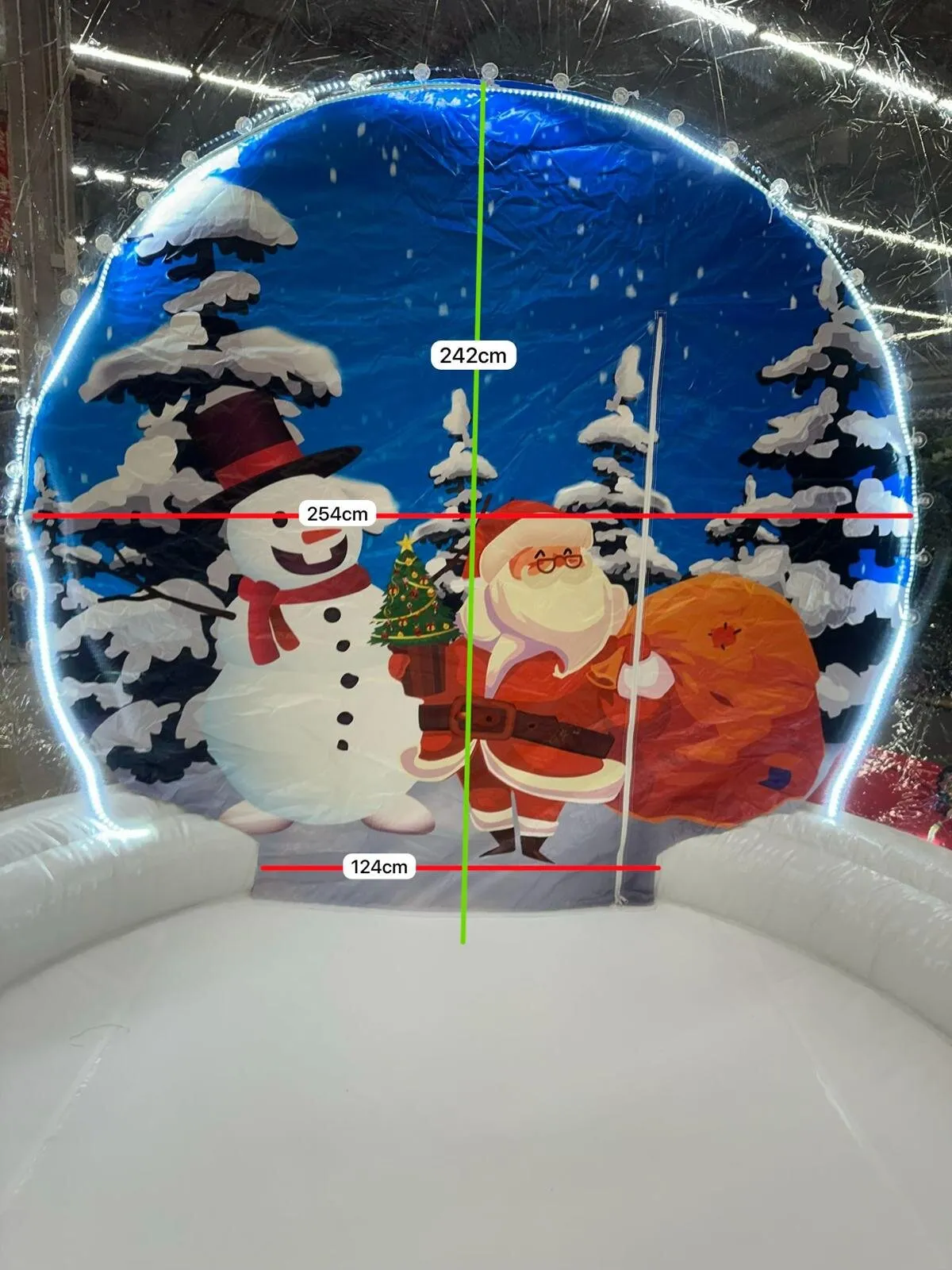 Trasera de la bola de Navidad con sus medidas: 254 cm de ancho y 242 cm de alto