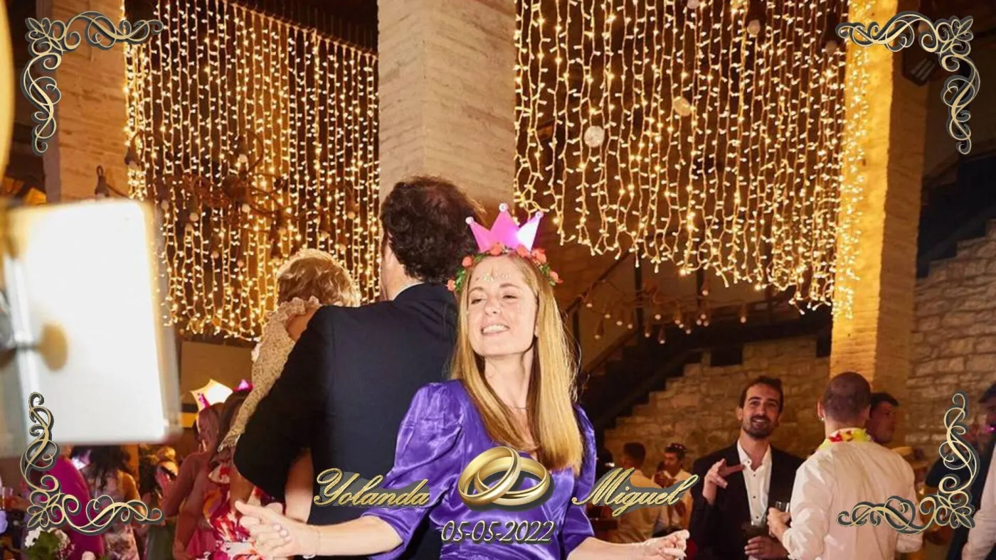 Vídeo 360 con marco de boda: esquinas doradas, nombres de los novios y fecha