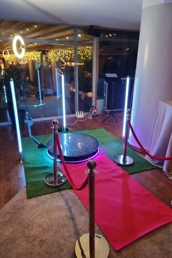 Plataforma 360 con alfombra roja, catenarias y columnas de luz